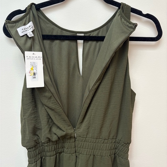 NWT. Tahari Jumpsuit. Size 6 - Picture 3 of 4